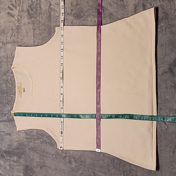 0486. EUC ~ Just a little Sparkle ✨️Sweater Vest wear it alone or under a jacket - Picture 4 of 8